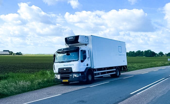 Chauffeur C(E) rijbewijs, voor distributie routes met een (koel) bakwagen/oplegger, in bezit van geldige code 95.